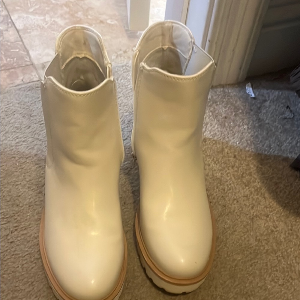 White Ankle Boots with Textured Leather and Block Heel